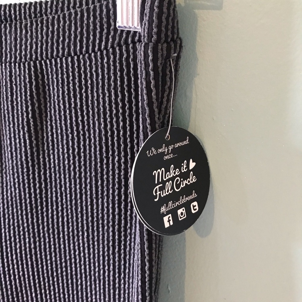 Ribbed Wide-Leg Cargo Pants - Black and White - Picture 6 of 7